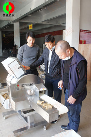 客戶來司現(xiàn)場(chǎng)測(cè)試酸筍切條加工設(shè)備！