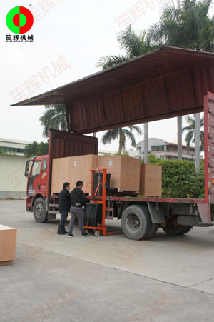 國(guó)外客戶訂購的一批毛刷清洗去皮機(jī)及瓜果削皮機(jī)裝車出貨！