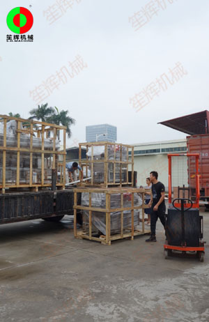 提升輸送機、渦流洗菜機、毛刷清洗去皮機等設(shè)備交付客戶！