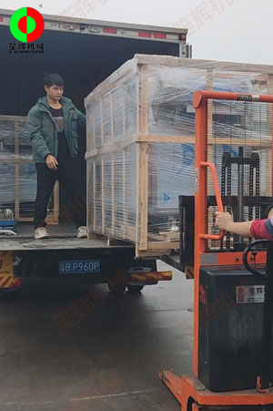 廣州鐘小姐定購的兩臺氣泡洗菜機按期交付！