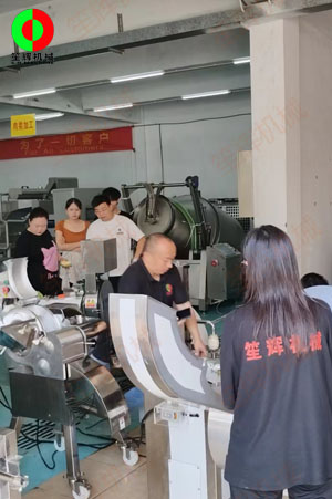 客戶來廠驗(yàn)收測(cè)試一批蔬果加工設(shè)備！